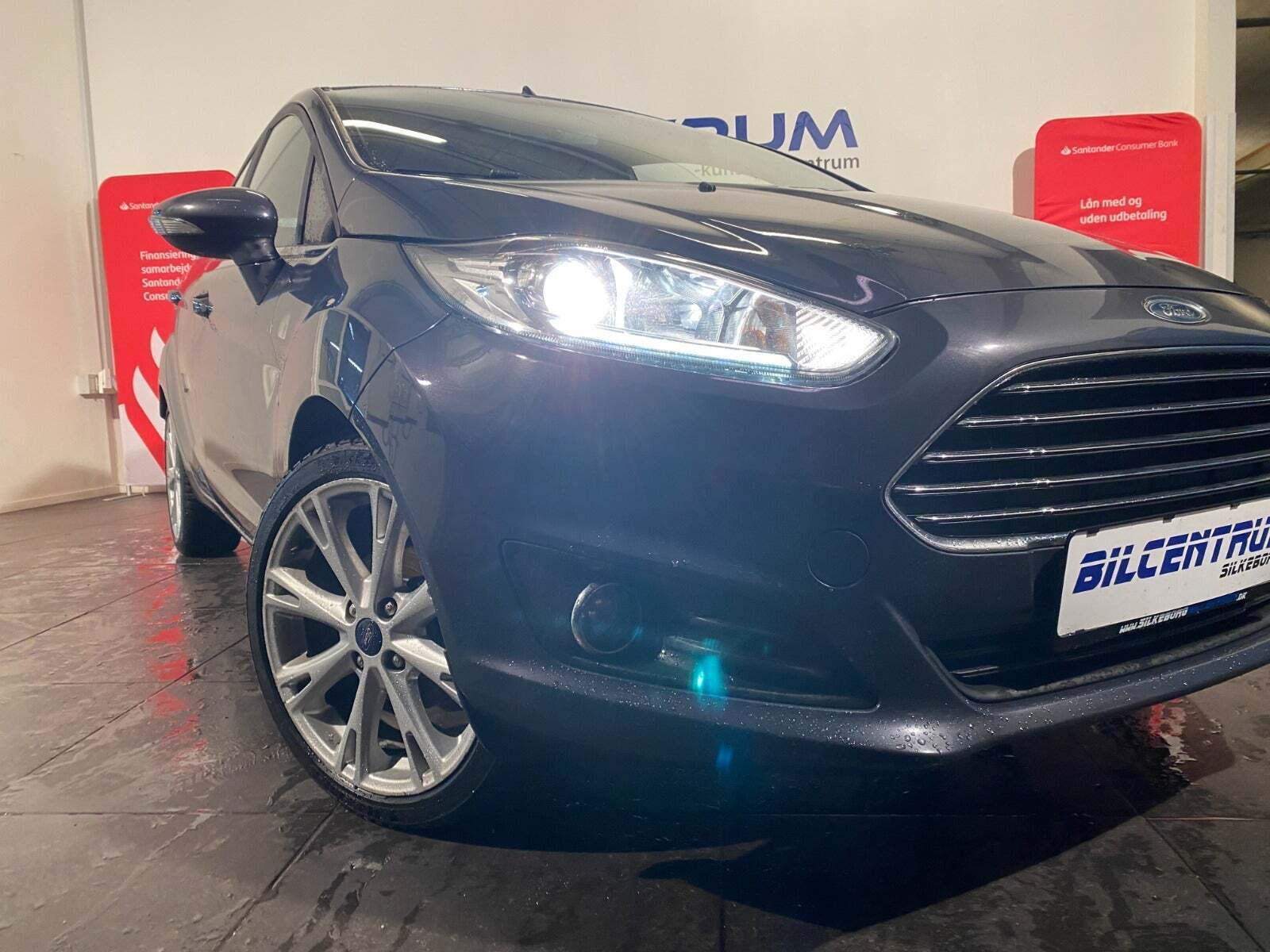 Blå Ford Fiesta fra 2013