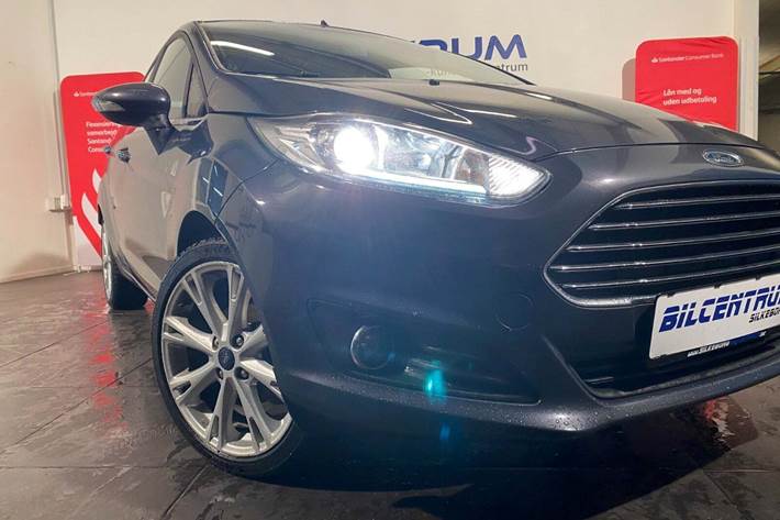 Blå Ford Fiesta fra 2013