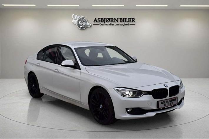 Hvid BMW 320i fra 2013 set udefra