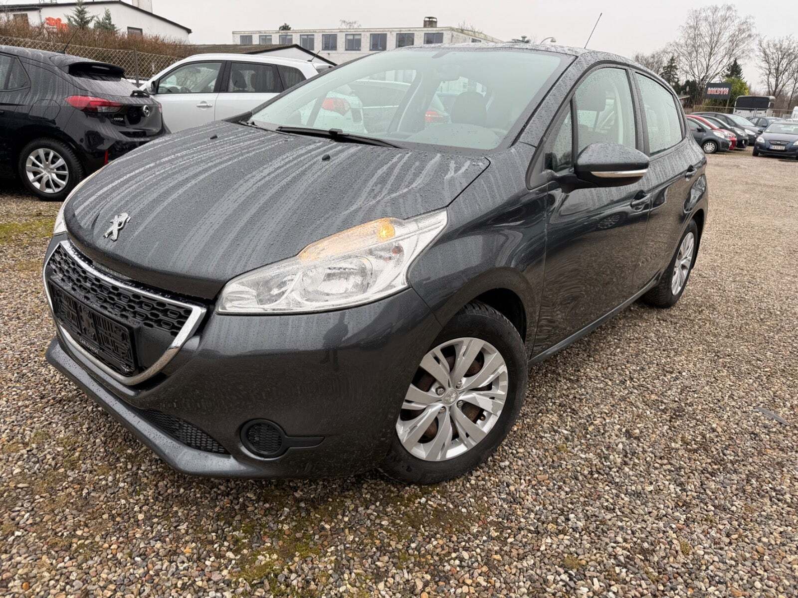 Grå Peugeot 208 fra 2014 set udefra
