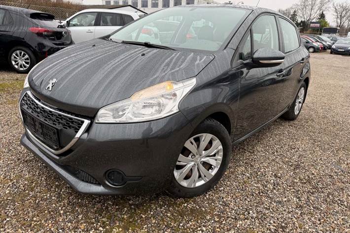 Grå Peugeot 208 fra 2014 set udefra