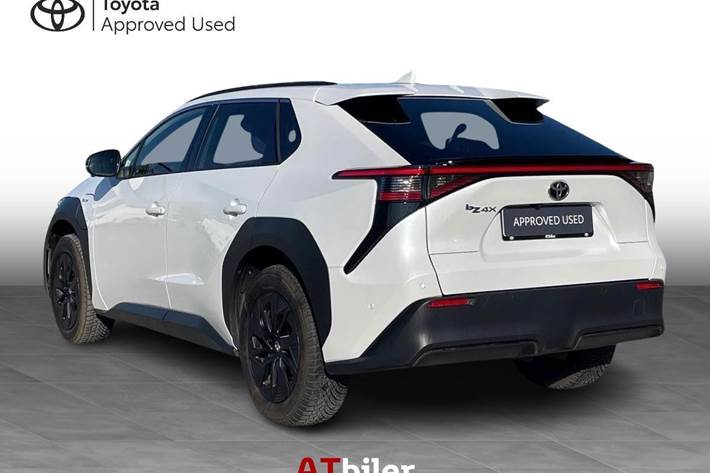 Hvid Toyota BZ4X fra 2024