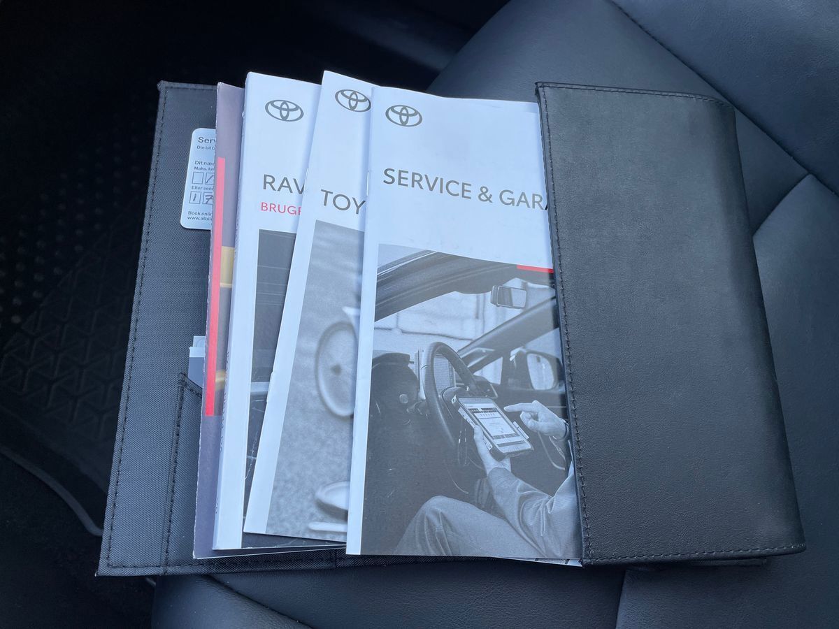 Sort Toyota RAV4 fra 2021