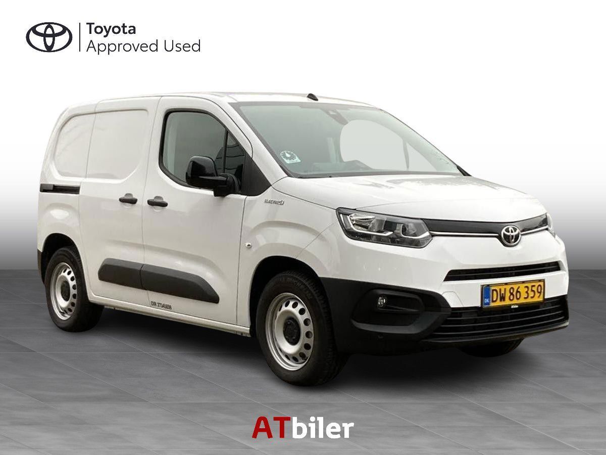 Hvid Toyota Proace City Electric fra 2023 set udefra