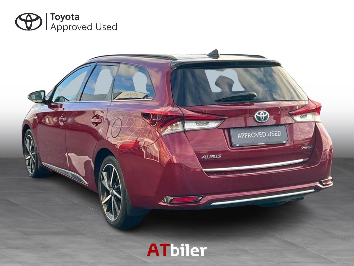 Rød Toyota Auris fra 2018