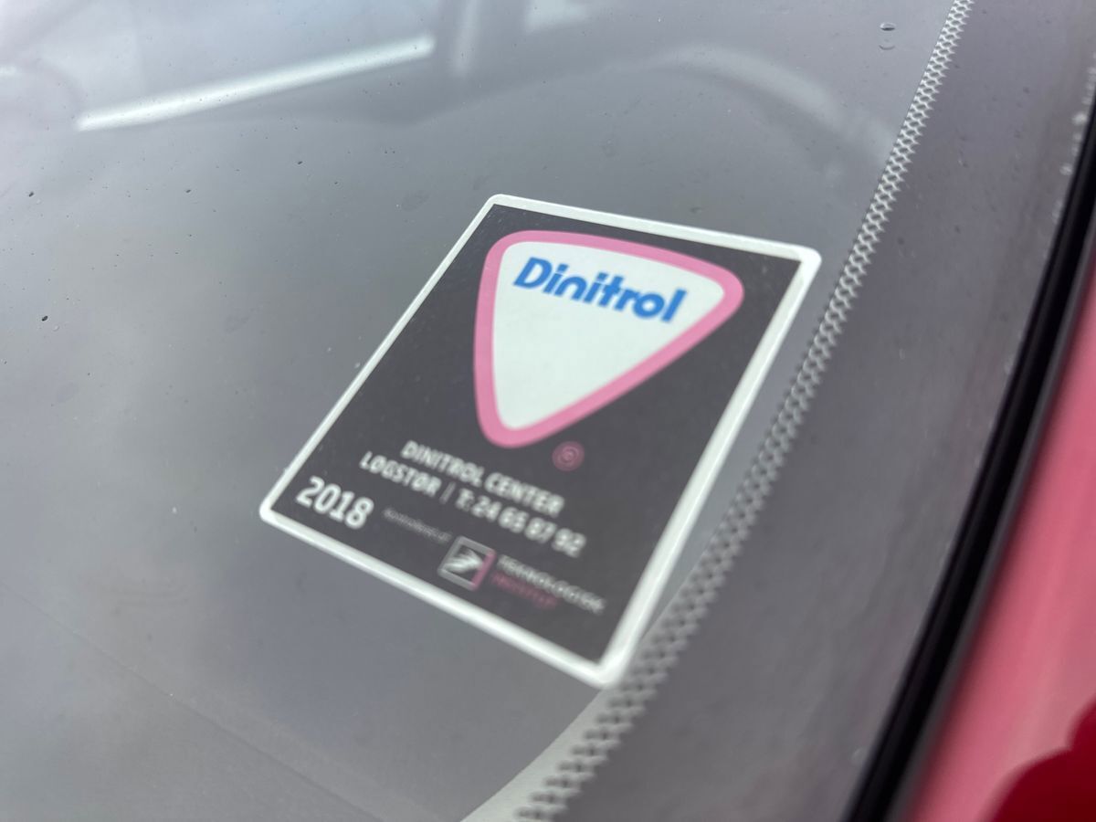 Rød Toyota Auris fra 2018