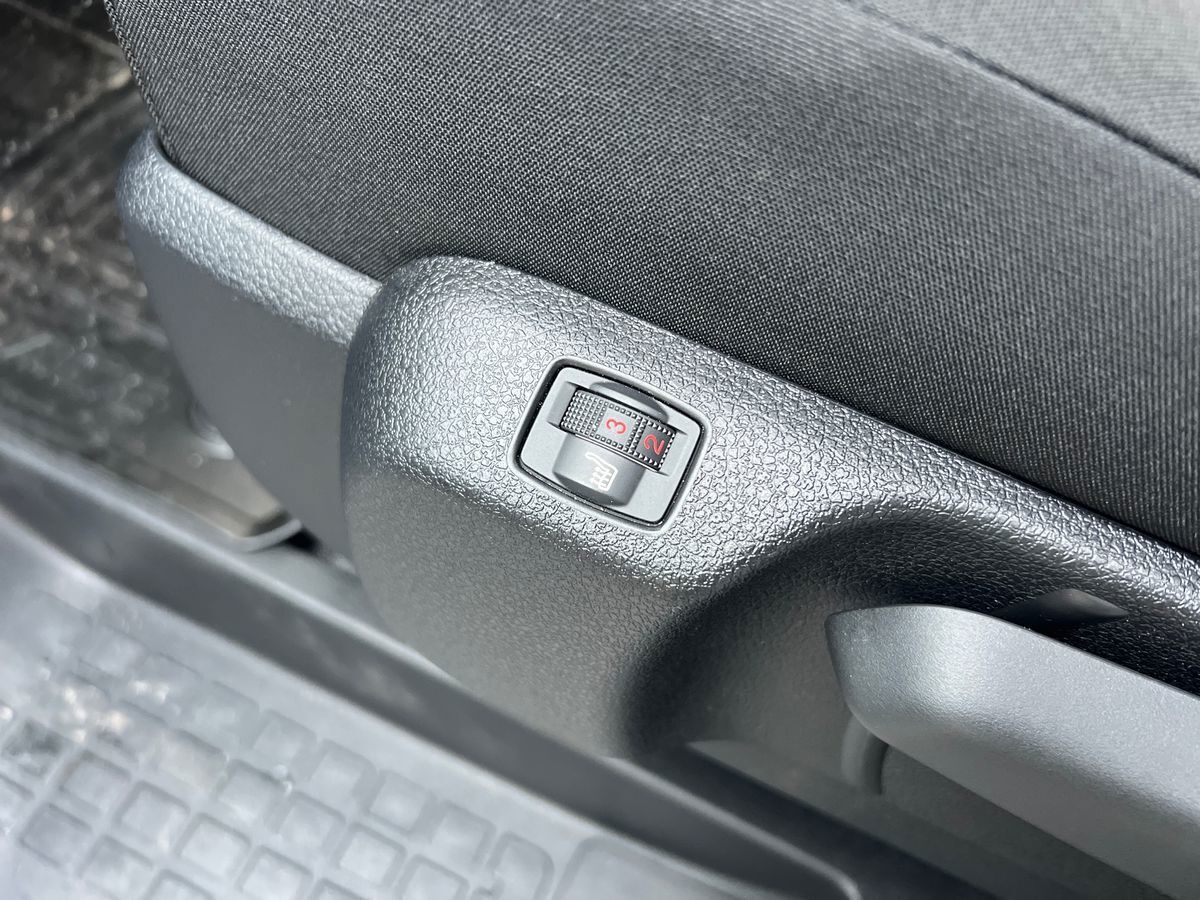 Hvid Toyota ProAce fra 2024 set indefra