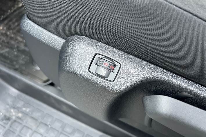 Hvid Toyota ProAce fra 2024 set indefra