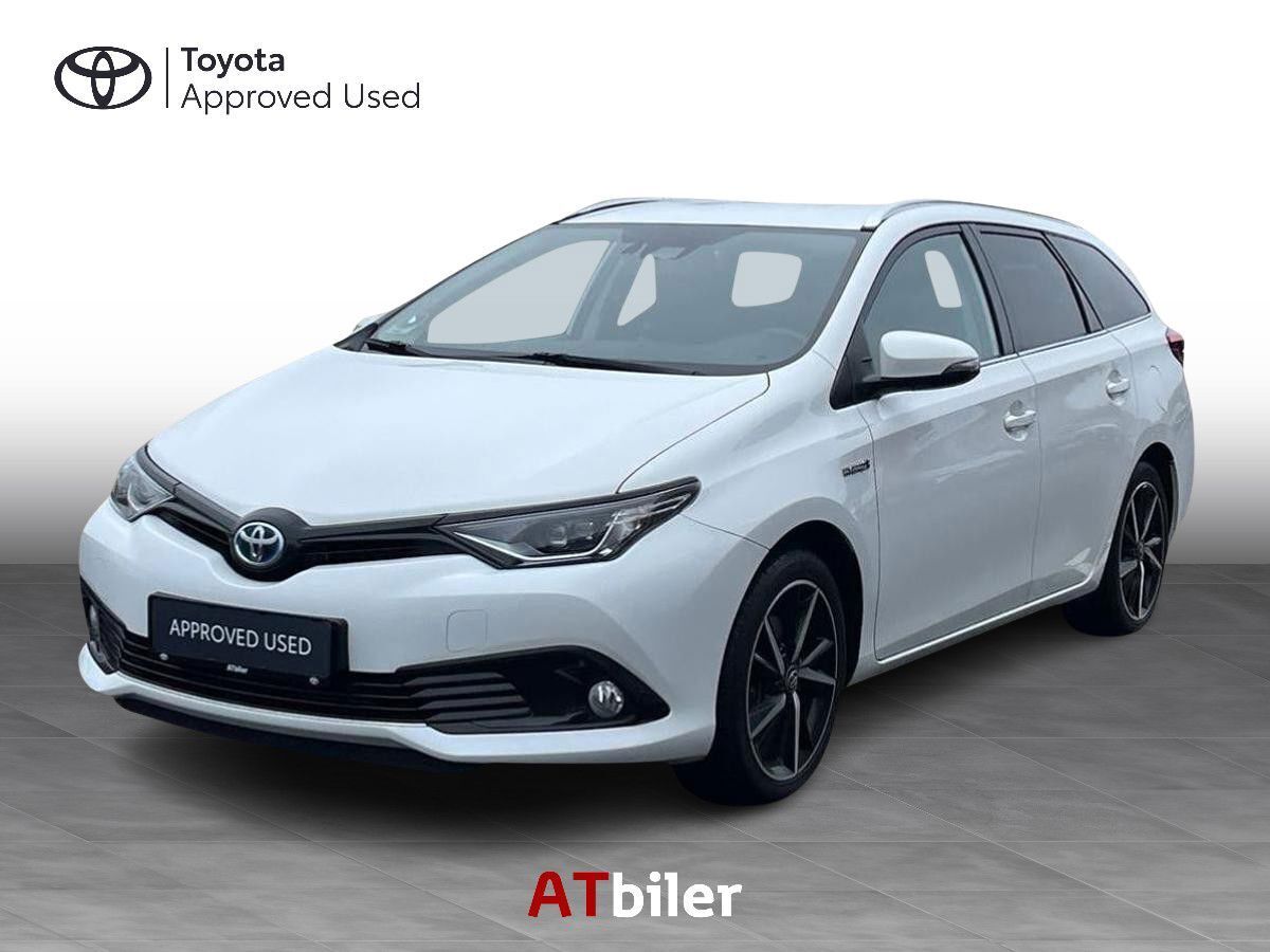 Hvid Toyota Auris fra 2018 set udefra