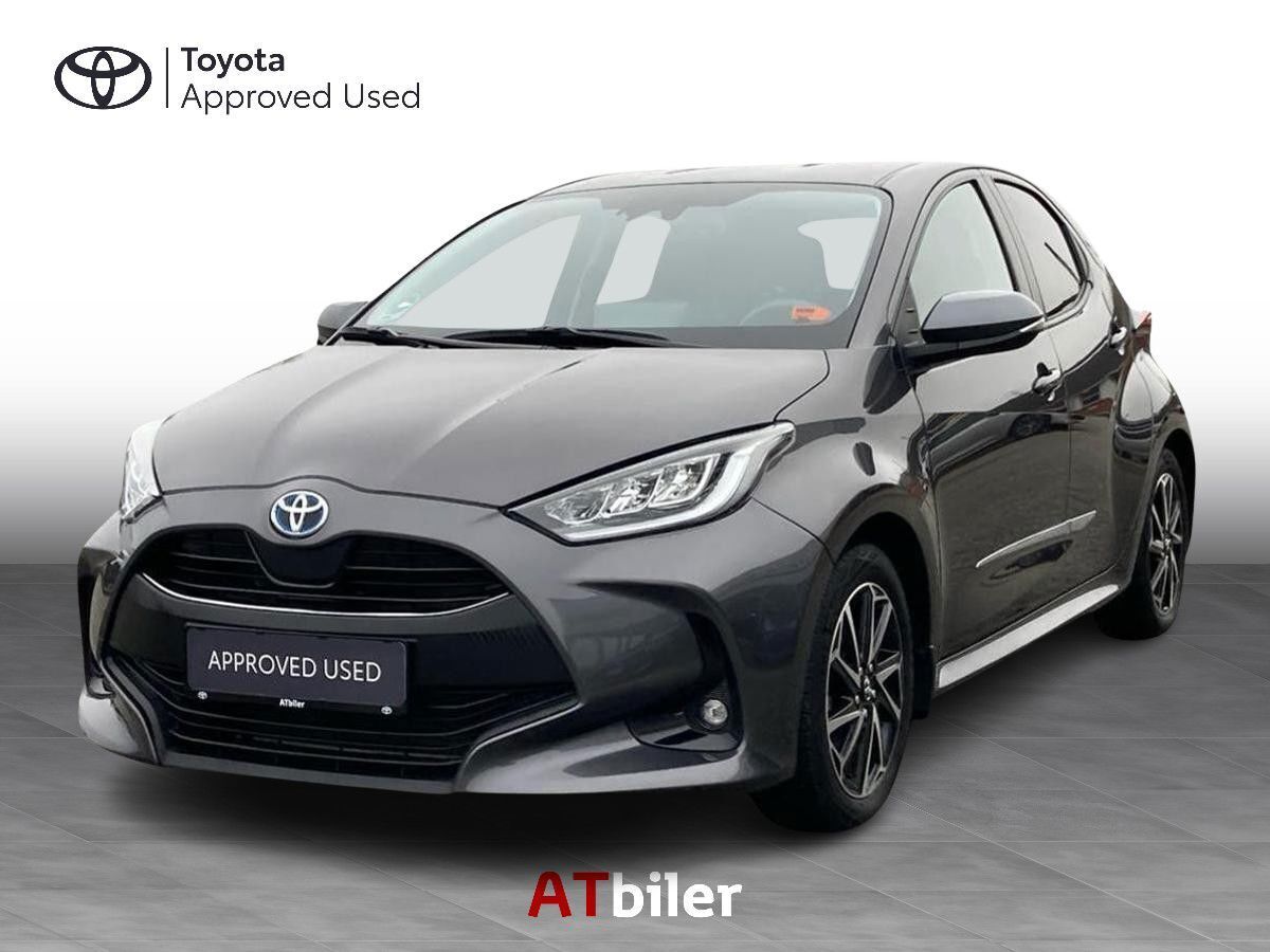 Grå Toyota Yaris fra 2021 set udefra