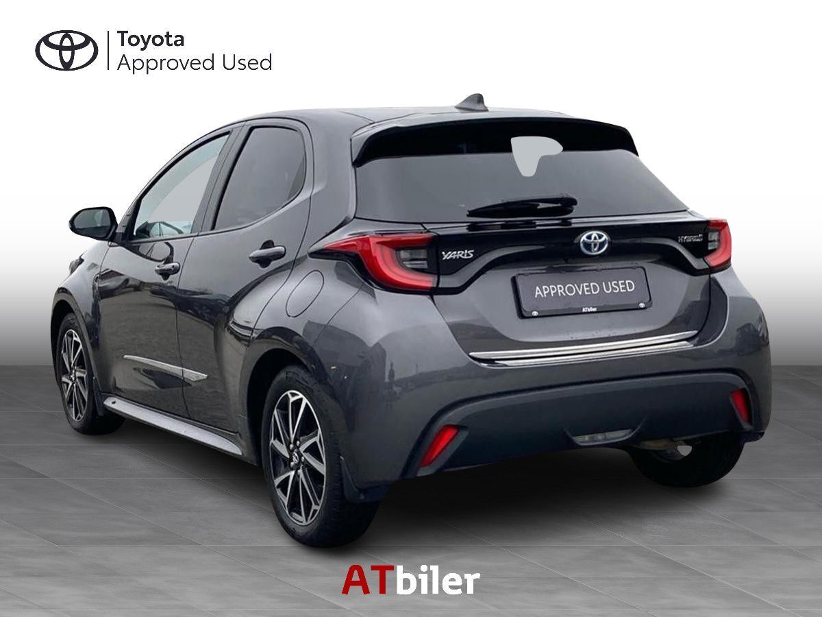 Grå Toyota Yaris fra 2021