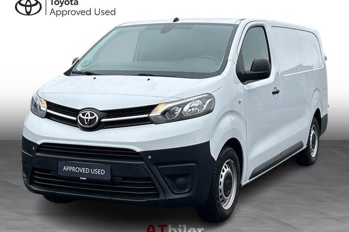 Hvid Toyota ProAce fra 2023 set udefra
