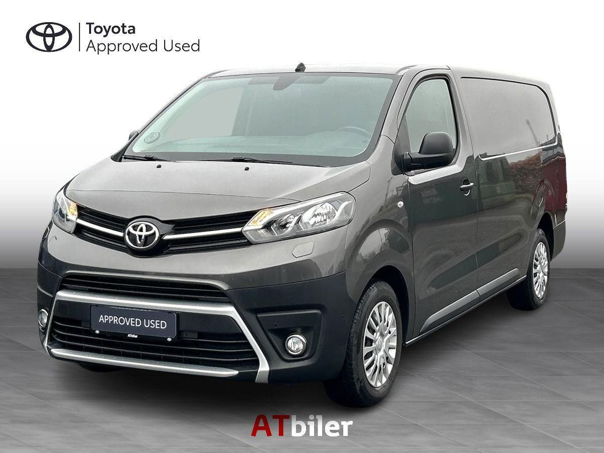 Sort Toyota ProAce fra 2023 set udefra