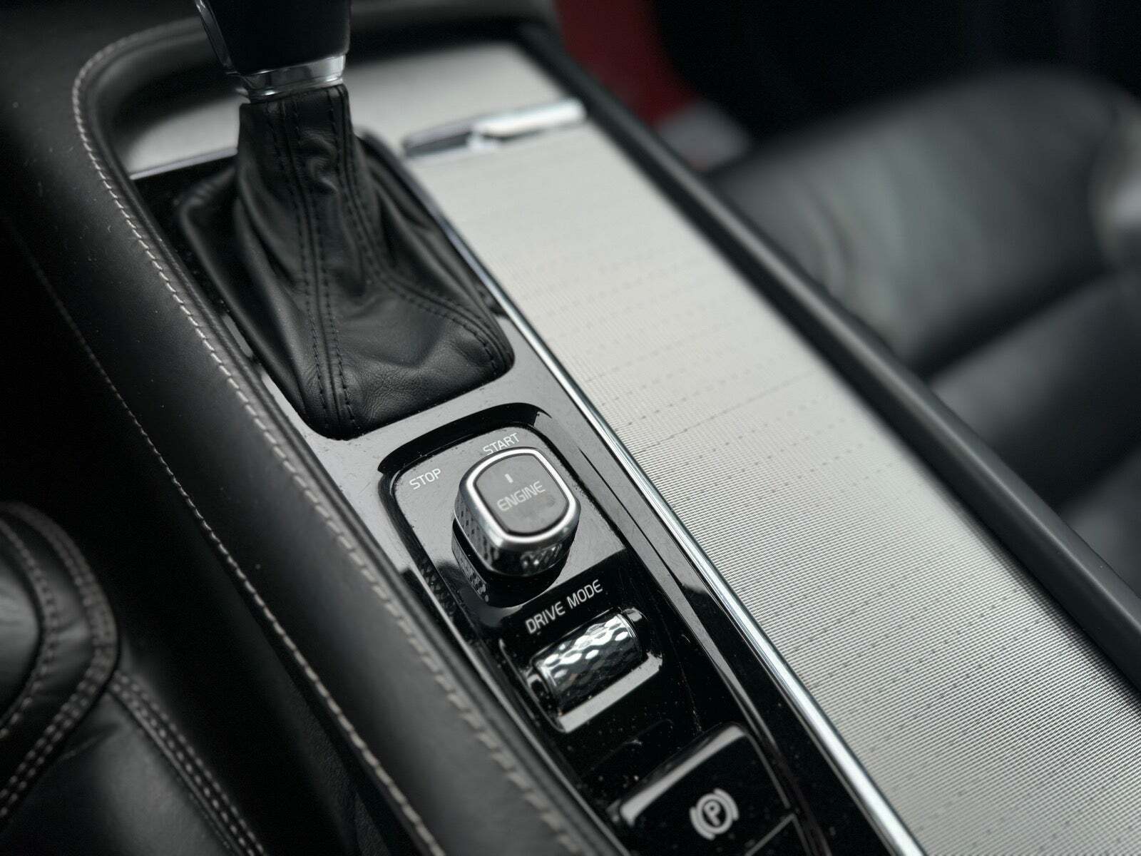 Sort Volvo XC90 fra 2015