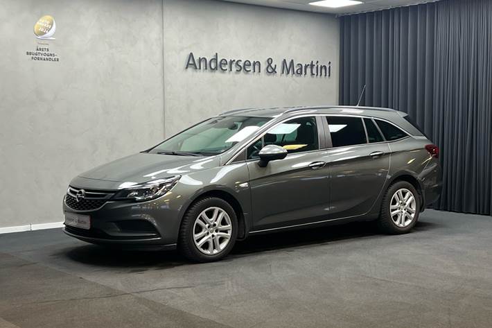 Grå Opel Astra fra 2019 set udefra