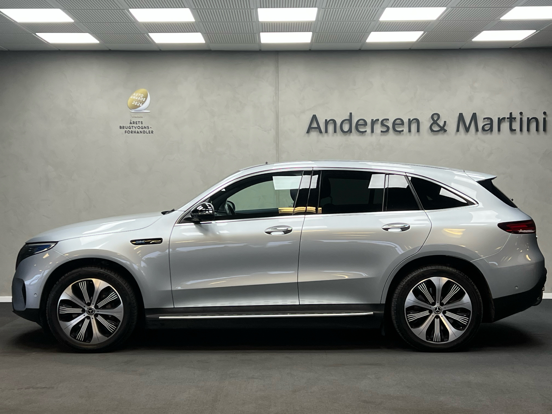 Sølv Mercedes EQC400 fra 2019