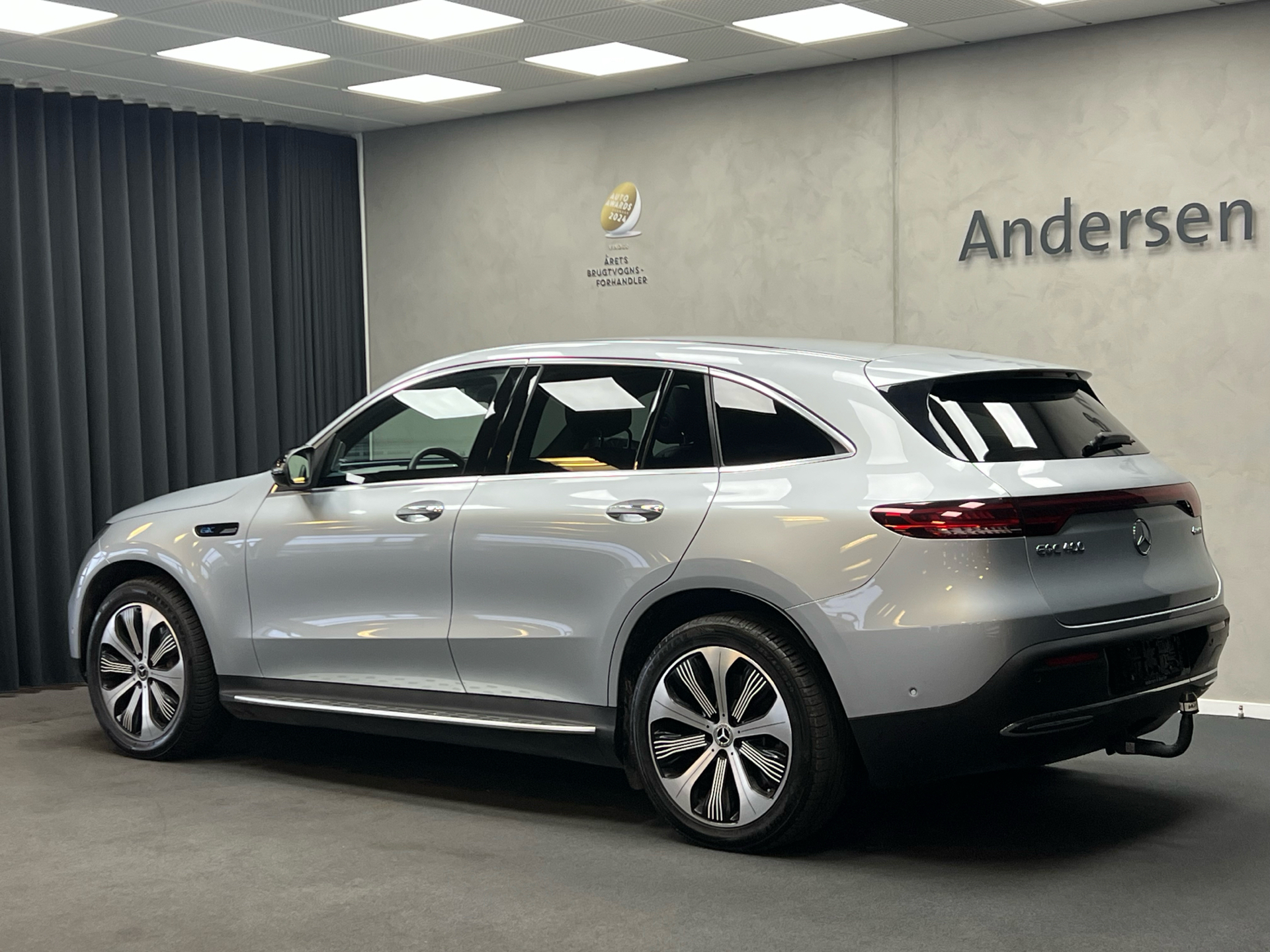 Sølv Mercedes EQC400 fra 2019