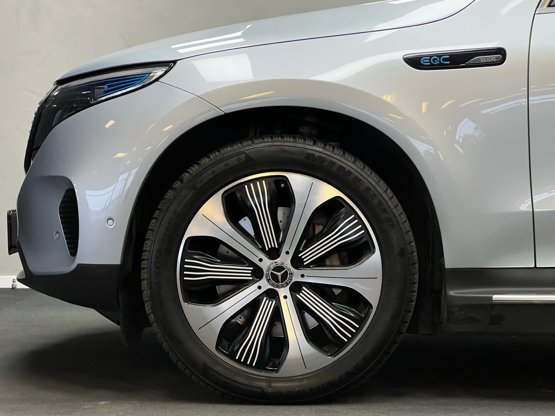 Sølv Mercedes EQC400 fra 2019