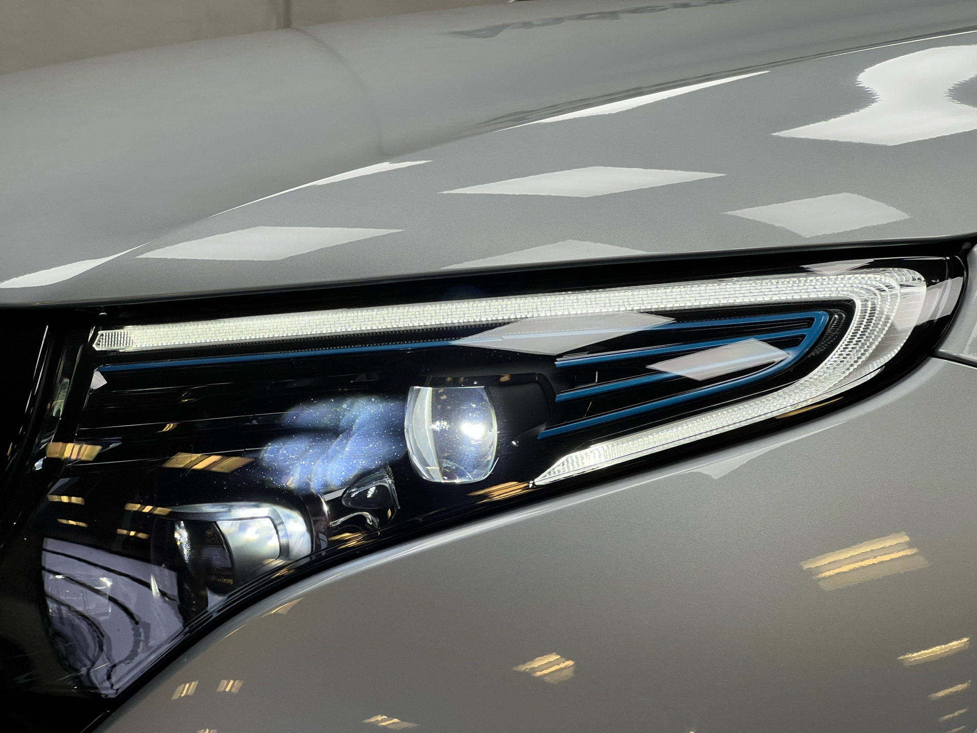 Sølv Mercedes EQC400 fra 2019