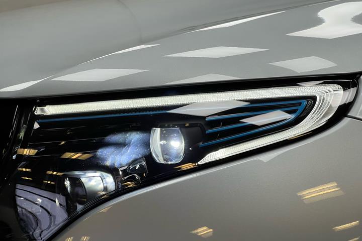 Sølv Mercedes EQC400 fra 2019