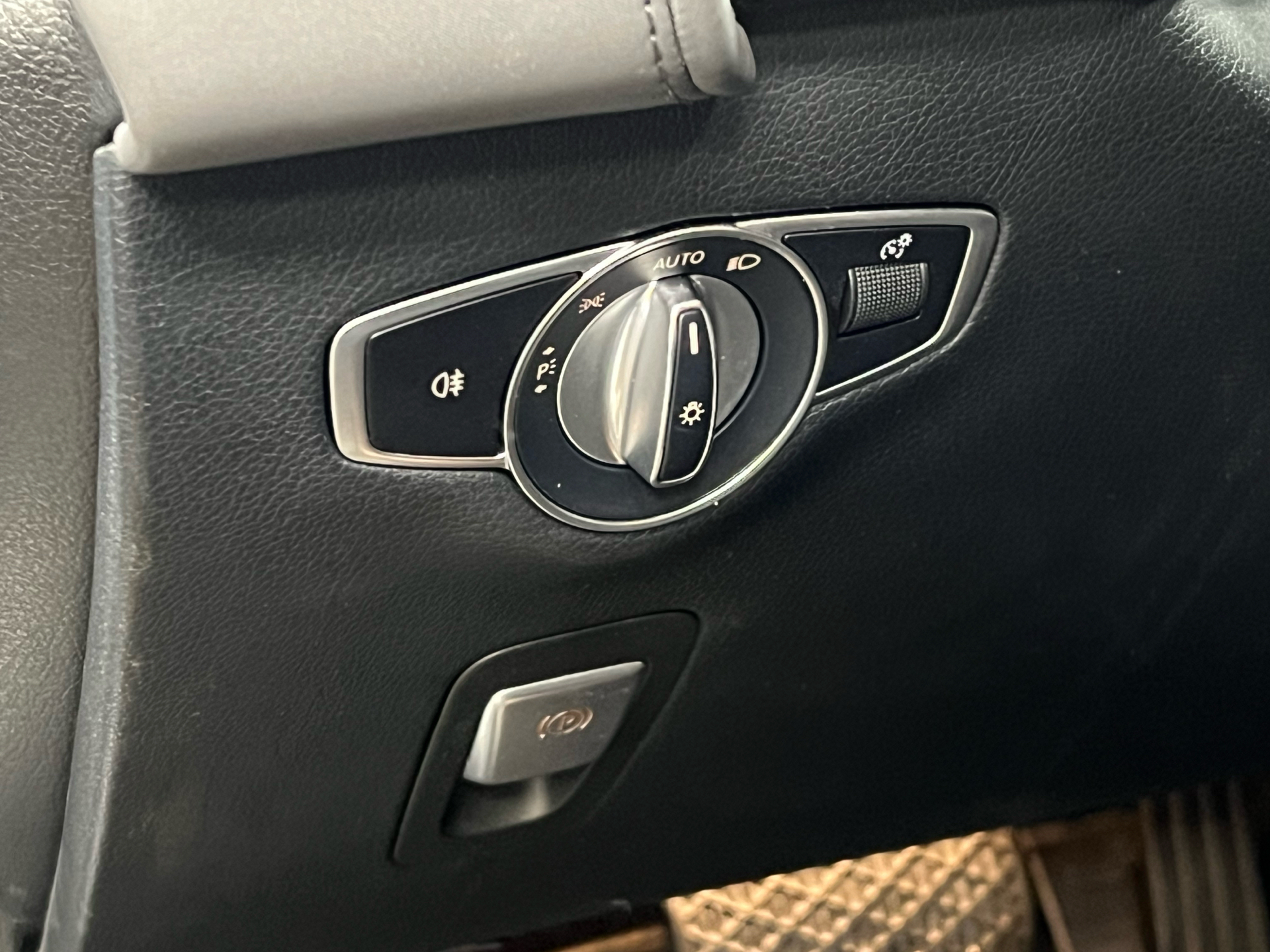 Sølv Mercedes EQC400 fra 2019