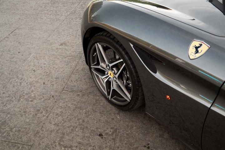 Grøn Ferrari California T fra 2017 set udefra