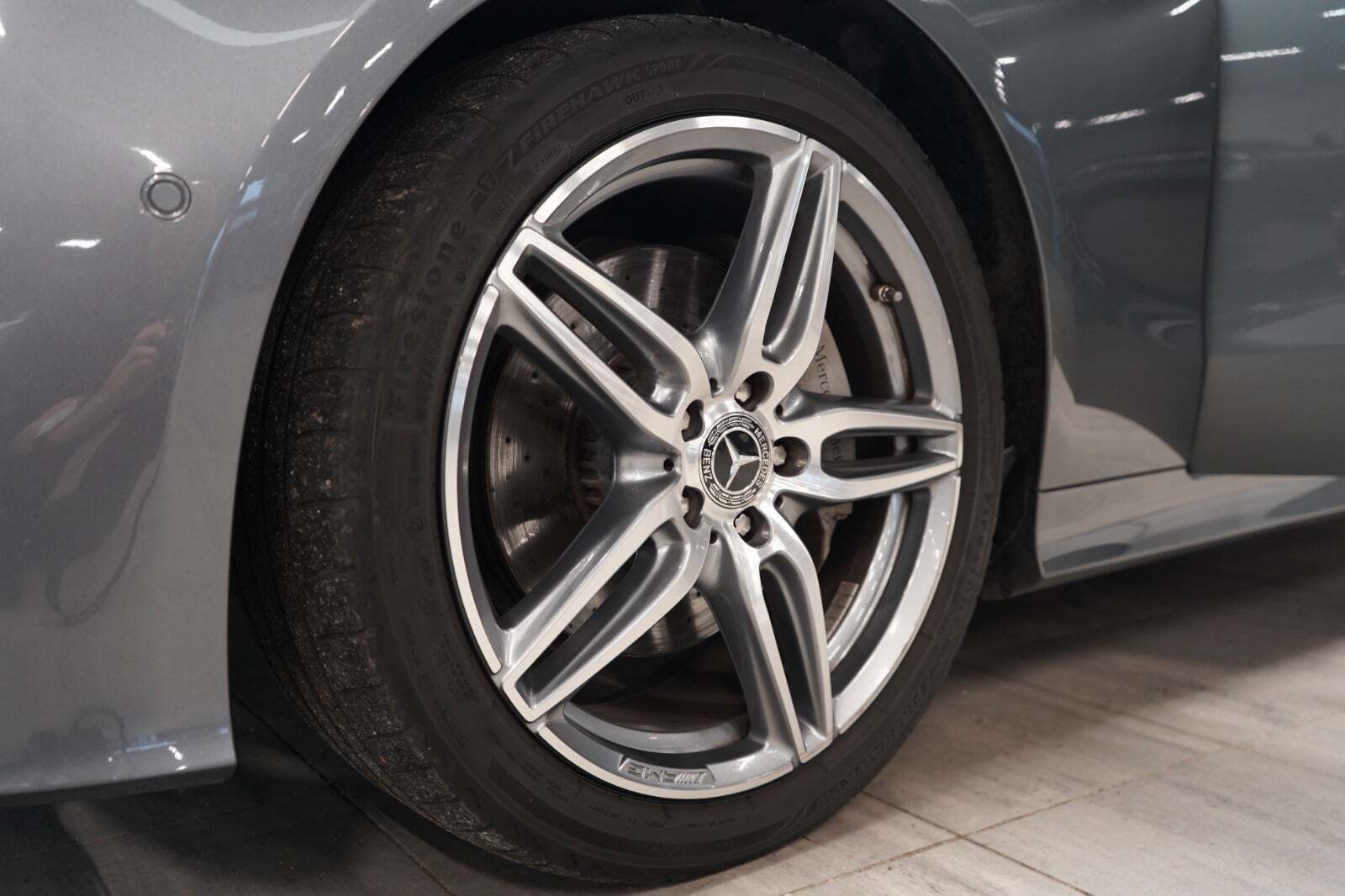 Grå Mercedes E220 d fra 2017