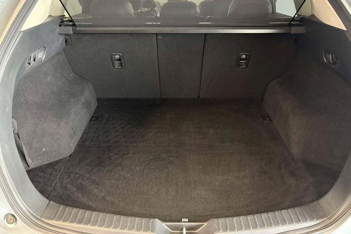 Grå Mazda CX-5 fra 2019 set indefra