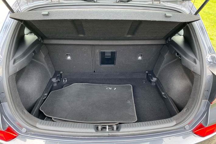 Grå Hyundai i30 fra 2018