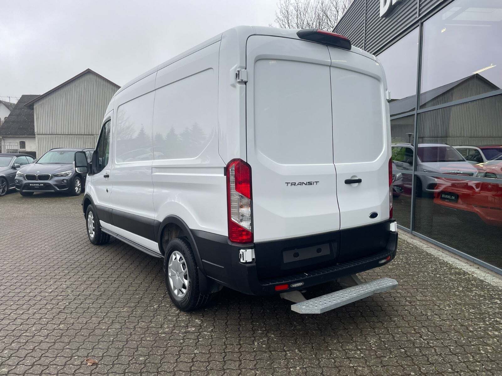 Hvid Ford Transit 350 L2 Van fra 2021 set udefra