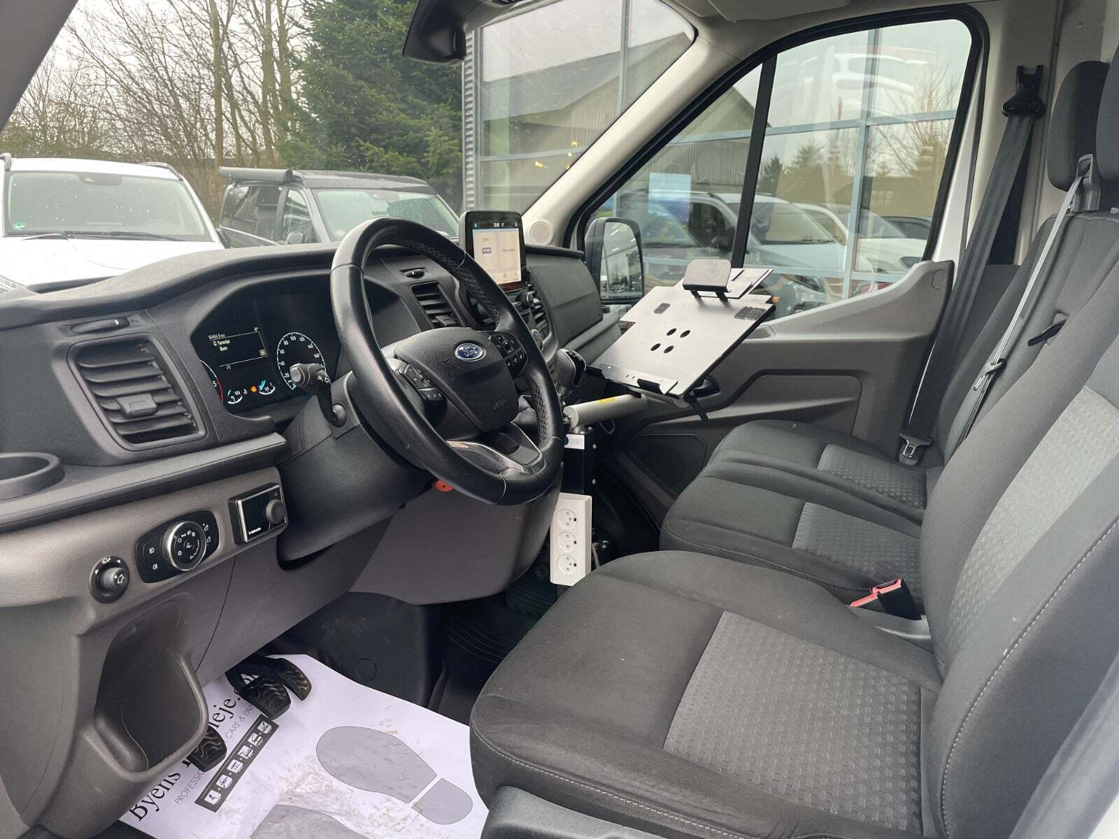 Hvid Ford Transit 350 L2 Van fra 2021 set indefra