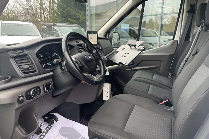 Hvid Ford Transit 350 L2 Van fra 2021 set indefra