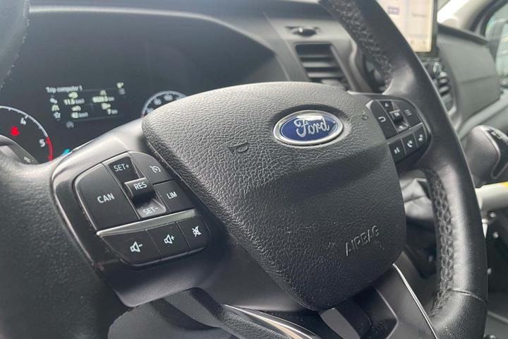 Hvid Ford Transit 350 L2 Van fra 2021 set indefra