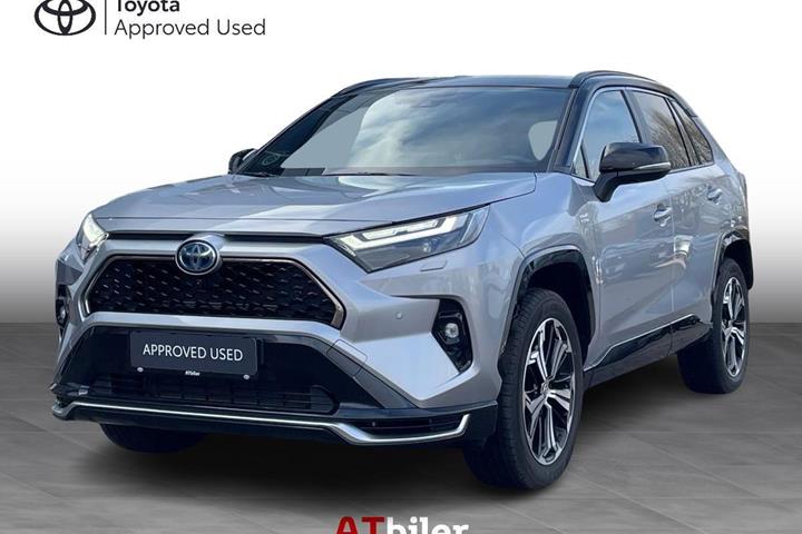 Grå Toyota RAV4 Plug-in fra 2023 set udefra