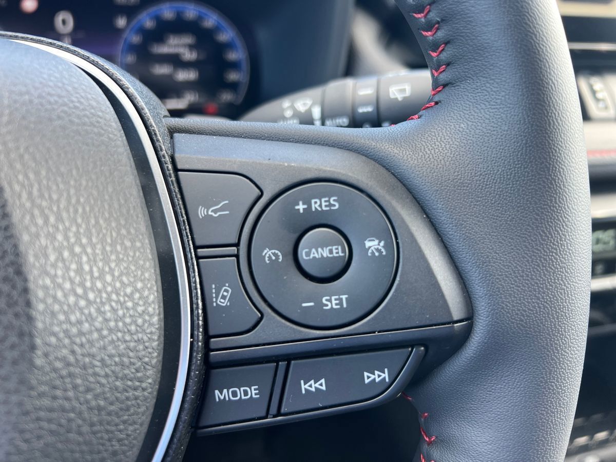 Grå Toyota RAV4 Plug-in fra 2023 set indefra