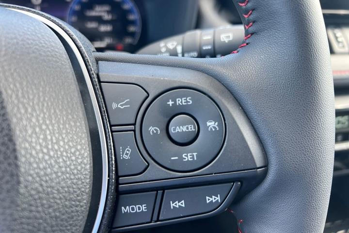 Grå Toyota RAV4 Plug-in fra 2023 set indefra