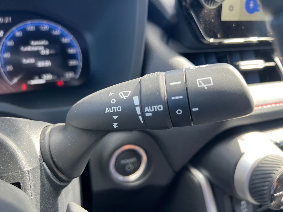 Grå Toyota RAV4 Plug-in fra 2023 set indefra