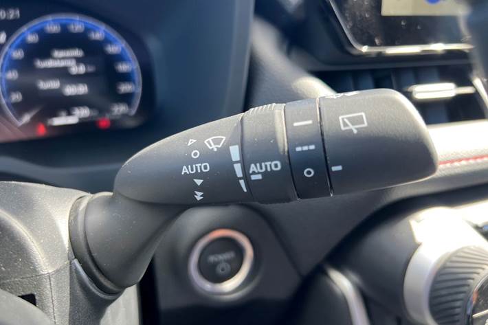 Grå Toyota RAV4 Plug-in fra 2023 set indefra