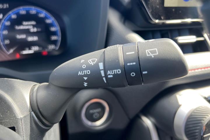 Grå Toyota RAV4 Plug-in fra 2023 set indefra