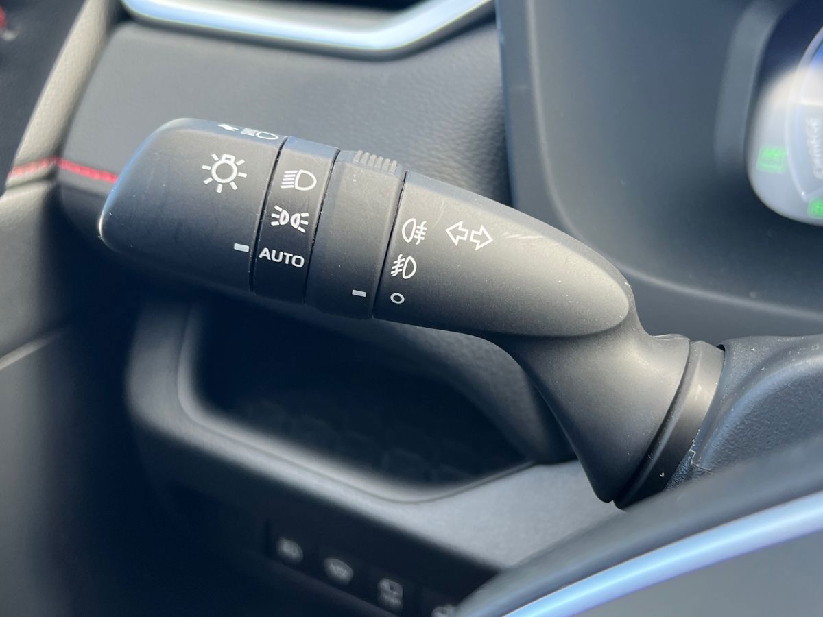 Grå Toyota RAV4 Plug-in fra 2023 set indefra