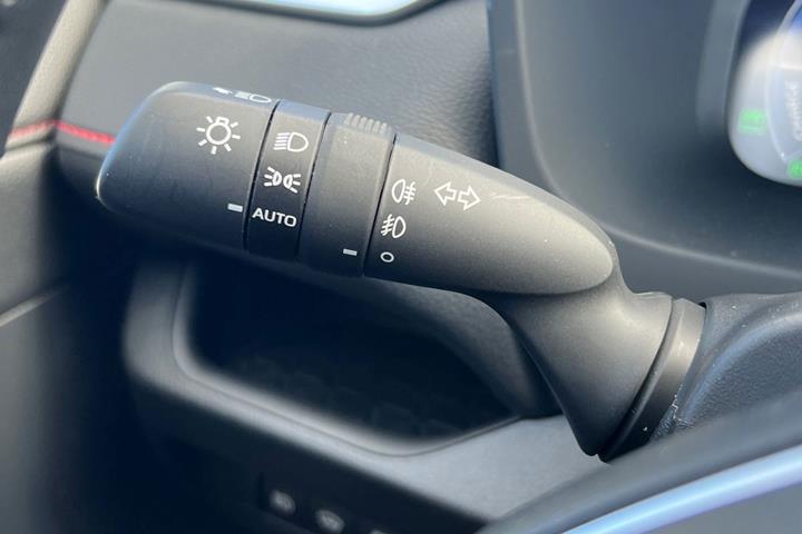 Grå Toyota RAV4 Plug-in fra 2023 set indefra
