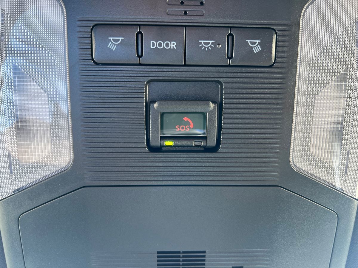 Grå Toyota RAV4 Plug-in fra 2023 set indefra