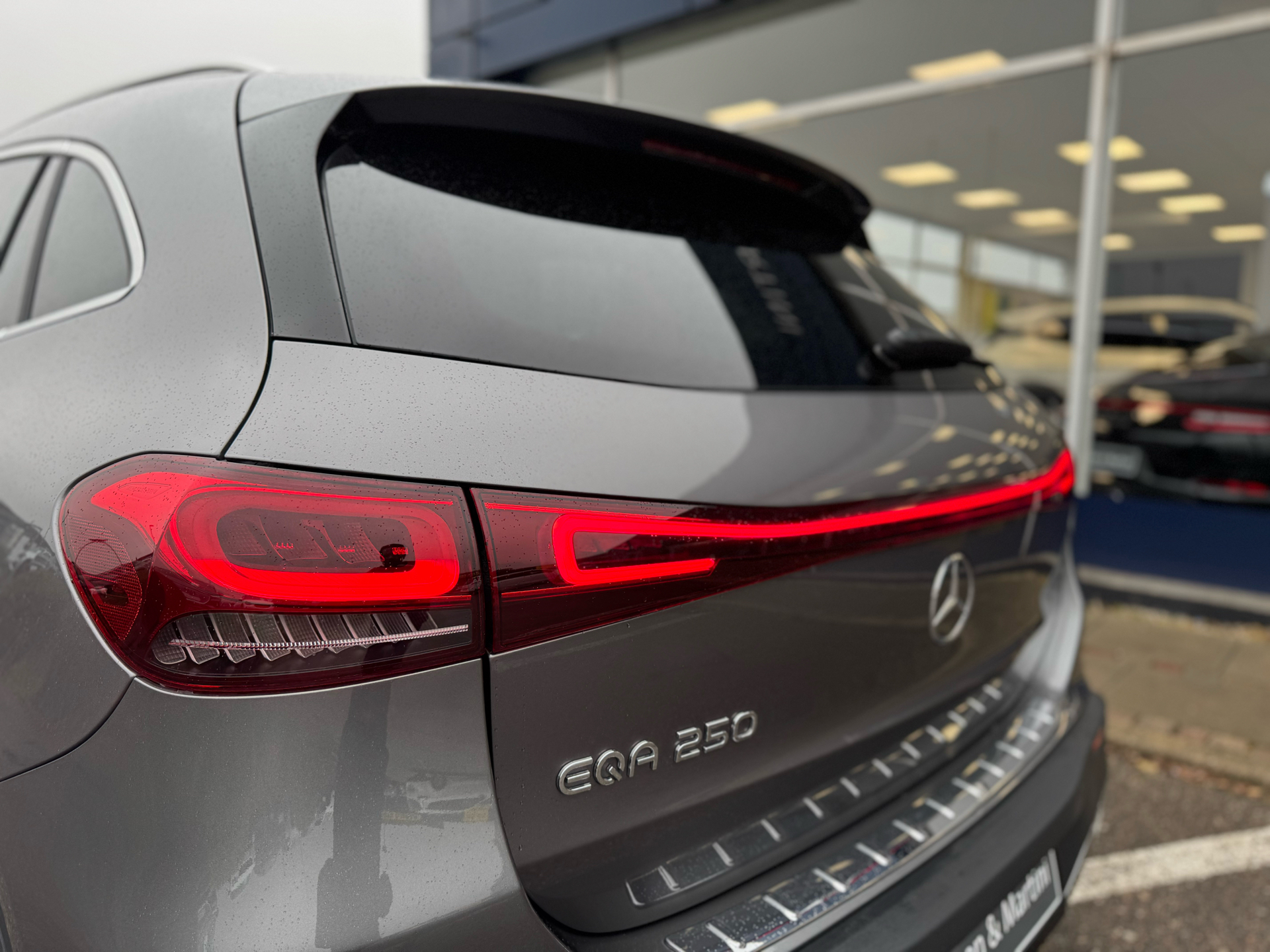 Grå Mercedes EQA 250 fra 2023