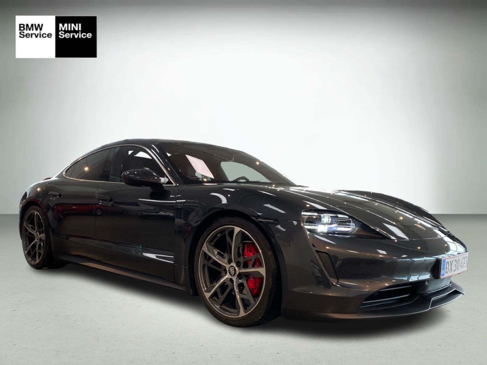 Grå Porsche Taycan 4S fra 2024 set udefra