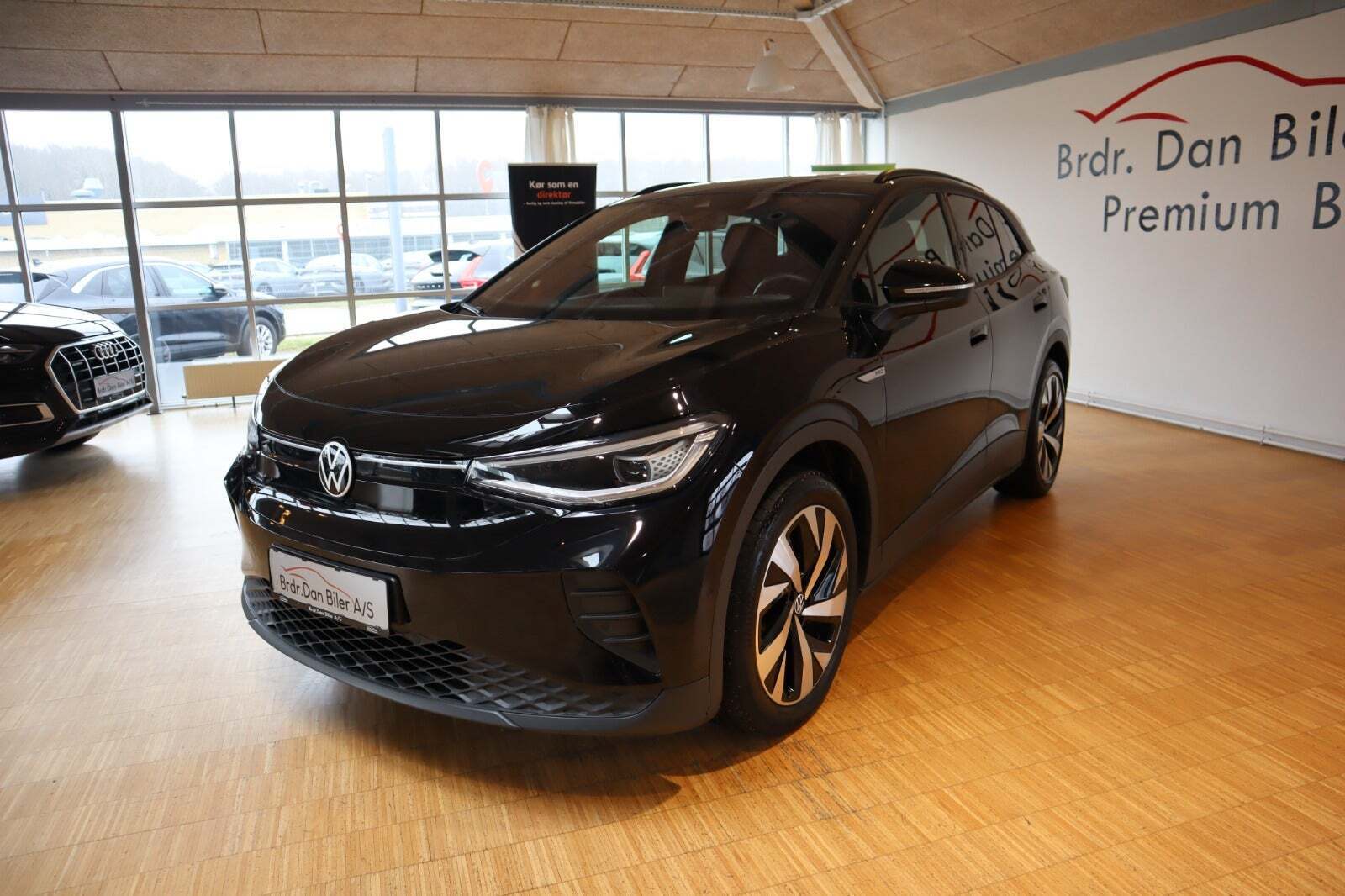 Sort VW ID.4 fra 2023 set udefra