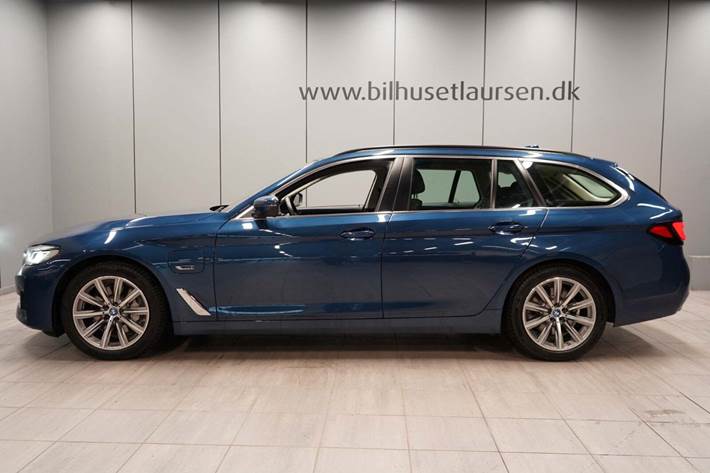 Blå BMW 530e fra 2022