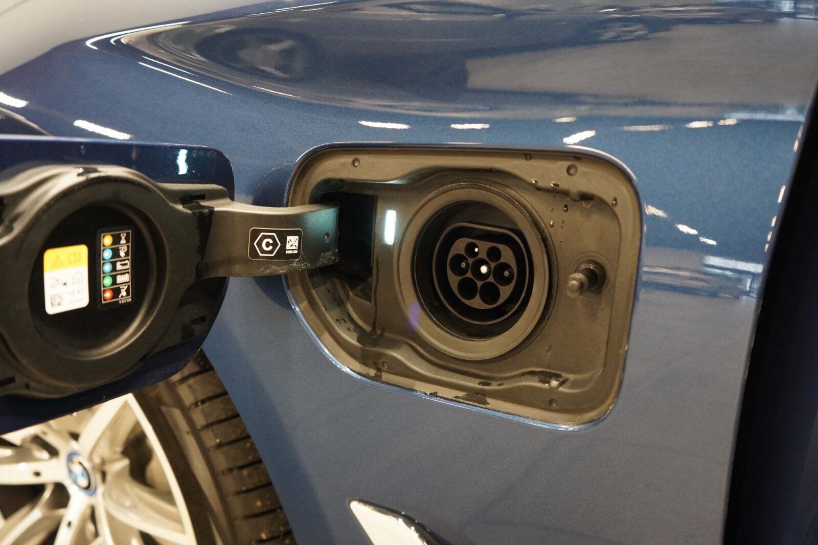 Blå BMW 530e fra 2022