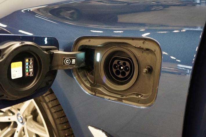 Blå BMW 530e fra 2022