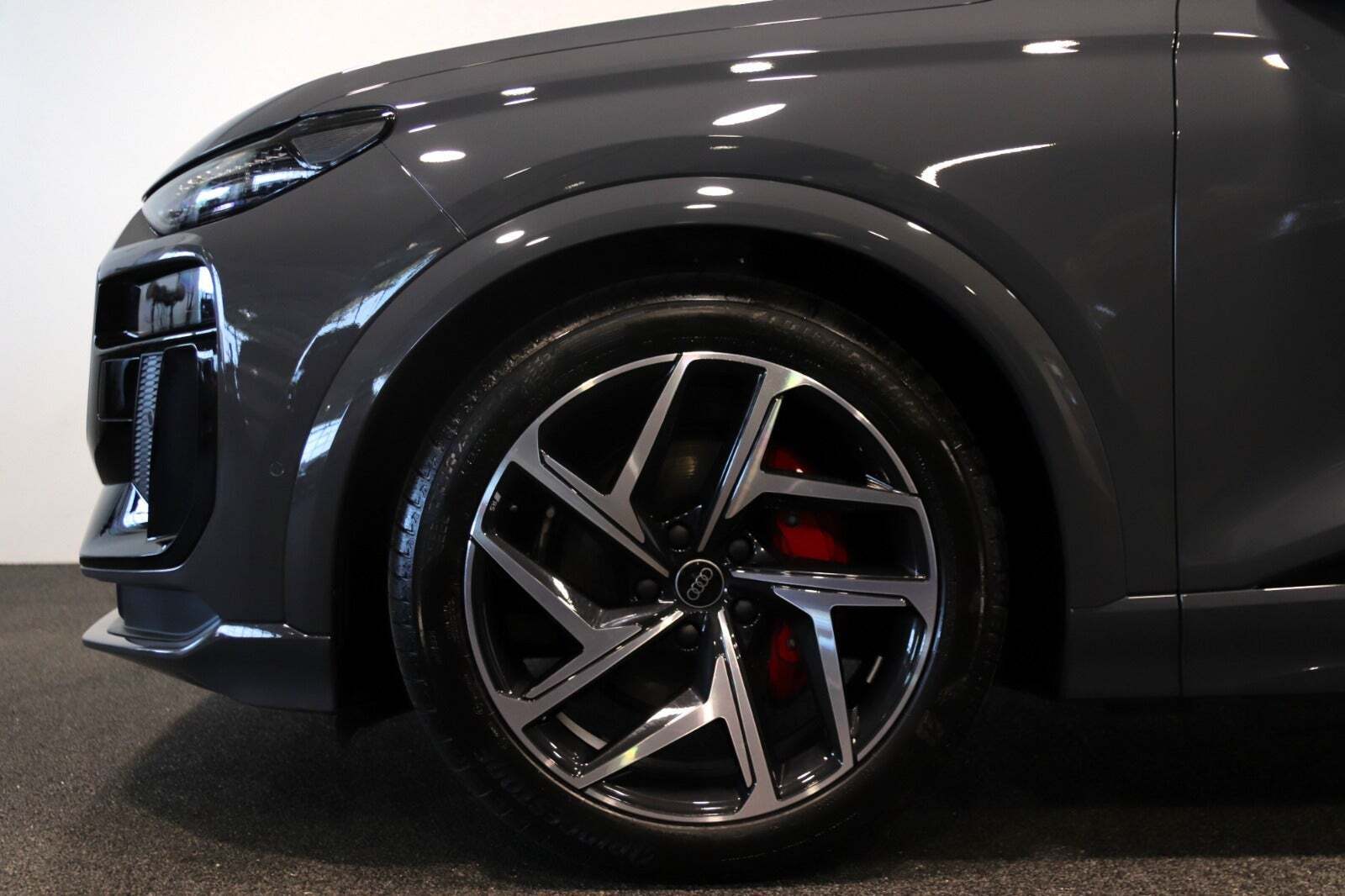 Grå Audi Q6 e-tron fra 2025