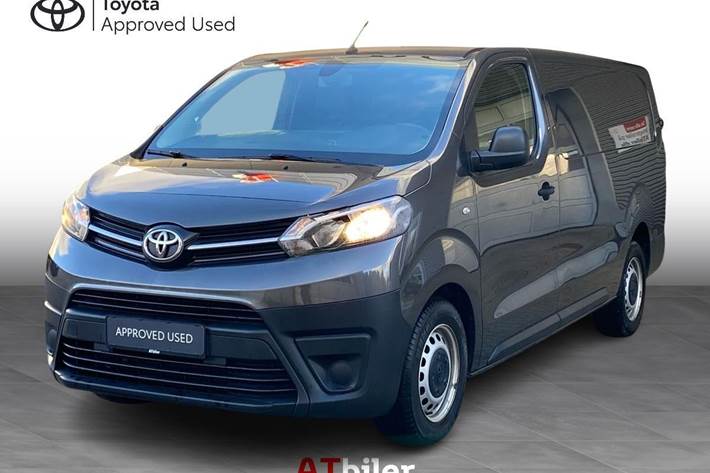 Grå Toyota ProAce fra 2022 set udefra